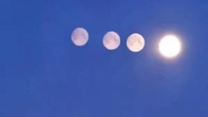 ரஷ்யாவின் செயிண்ட் பீட்டர்ஸ்பர்க்கில் இரவு வானத்தில் நான்கு நிலவுகள்