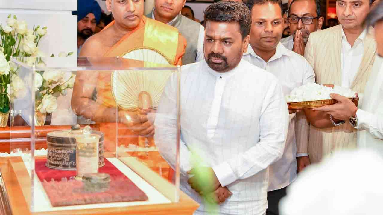 புனித சின்னங்களின் வழிபாடு ஆரம்பம்