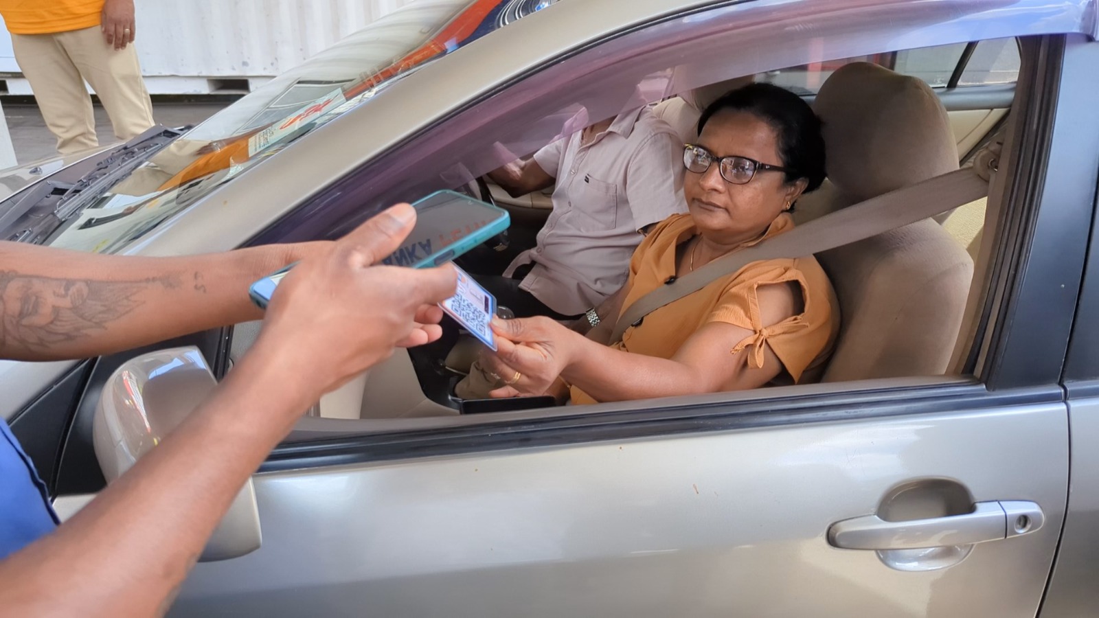 எம்.பி களும் வரிசையில் முன்னுதாரணமாக கலைச்செல்வி