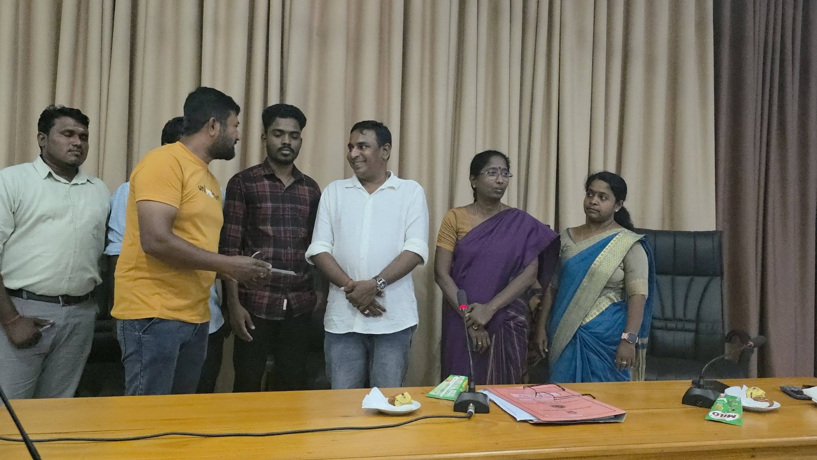 யாழ். கரவெட்டியில் டித்வா புயல் இழப்பீடு: பாதிக்கப்பட்ட தொழில்முயற்சியாளர்களுக்குக் காசோலைகள் வழங்கி வைப்பு!