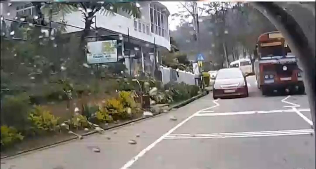 சீதா எலிய ஆலய முன்றலில் நூலிழையில் உயிர் தப்பிய முச்சக்கர வண்டி!