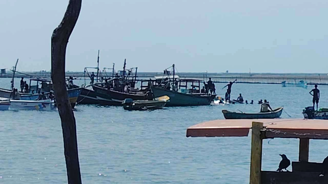 யாழில் படகு கவிழ்ந்து விபத்து – பலர் நீரில் மூழ்கி மீட்பு பணிகள் நடைபெற்று வருகின்றன