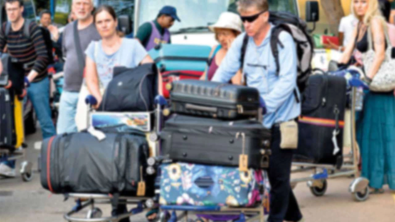 மார்ச் முதல் 18 நாட்களில் இலங்கைக்கு 1 லட்சம் சுற்றுலாப் பயணிகள் வருகை