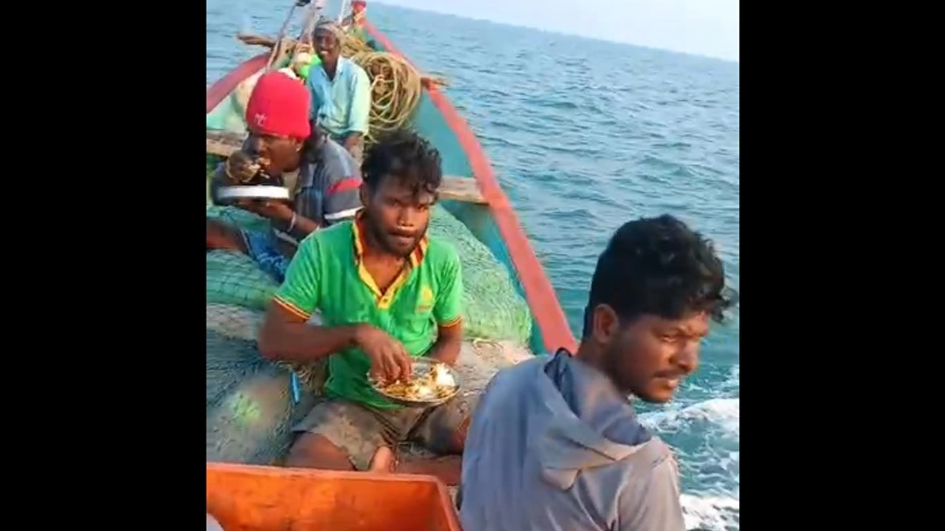 இந்திய மீனவர்கள் காப்பாற்றினர் –   மீனவர்கள் இன்னும் காணவில்லை