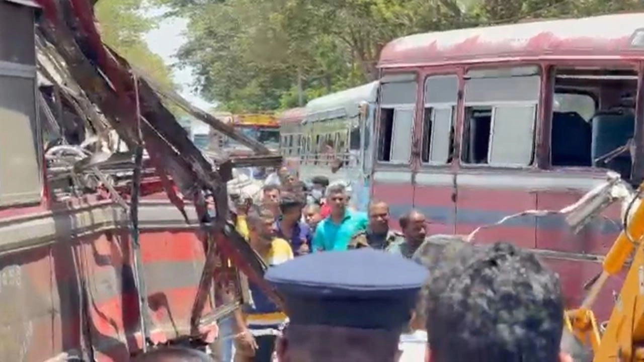 அம்பலாந்தோட்டை-கதிர்காமம் பேருந்து விபத்தில் 4 பேர் பலி
