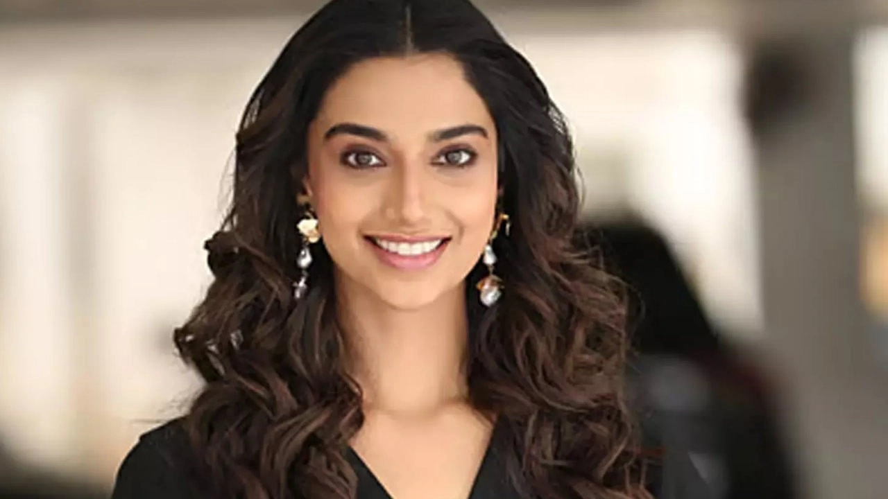 100 ஏக்கர் நிலம் வைத்தவரை தான் திருமணம் செய்வேன்: மீனாட்சி சவுத்ரி