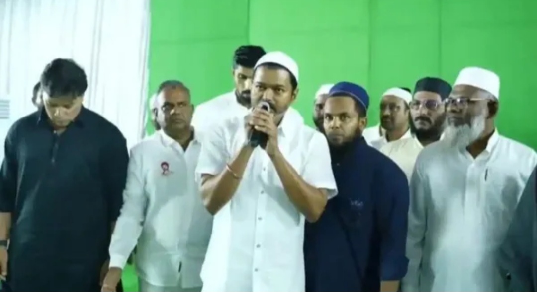 இன்று முழுநேர நோன்பிருந்து இஃப்தார் விருந்தில் பங்கேற்கிறார் விஜய்.