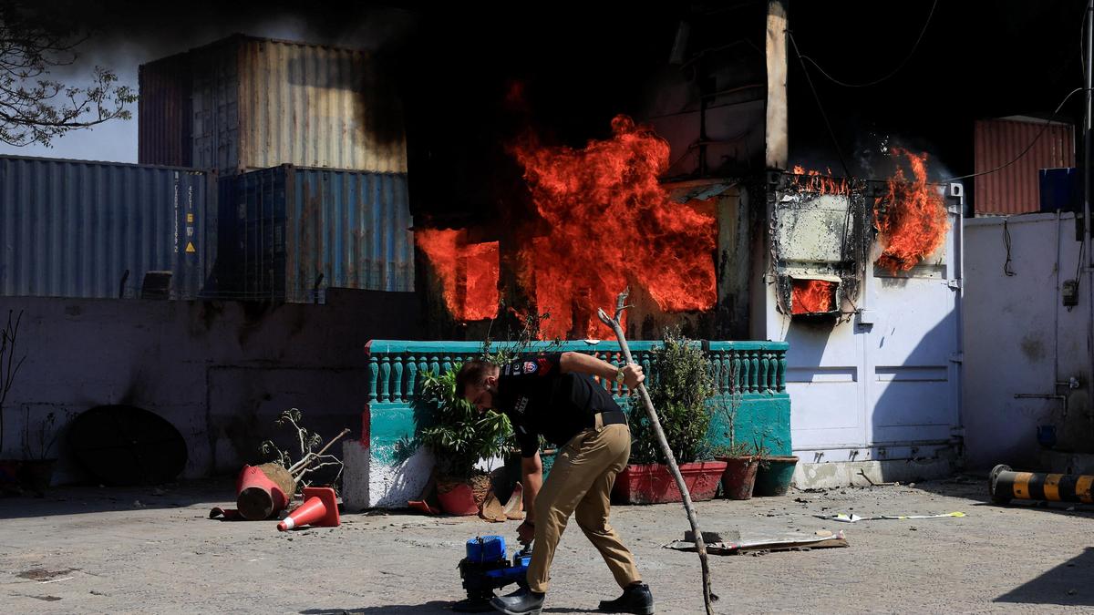 அமெரிக்கத் தூதரகத்துக்கு தீ வைப்பு!