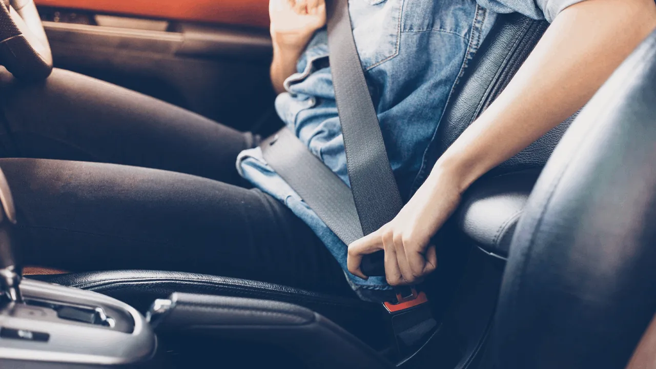 ஆசனப் பட்டி கட்டாயம் – நடைமுறை ஒத்திவைப்பு